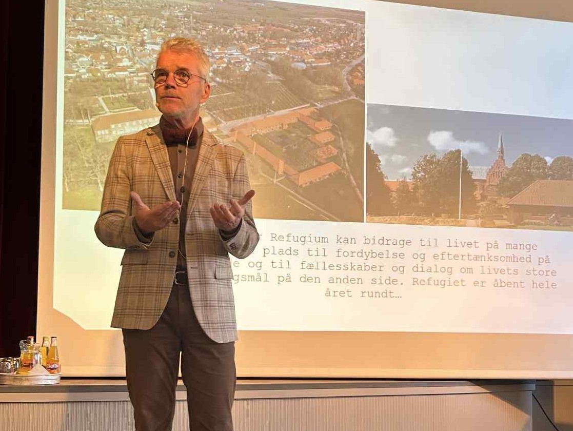 Peter holder foredrag for 200 mennesker til Sdj. Dage på Slogs Herreds Hus i Bylderup Bov_redigeret